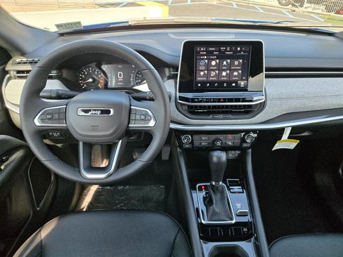 Used 2025 Jeep Compass Latitude image 6