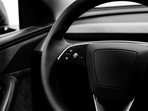 Used 2026 Tesla Model Y 2WD image 18