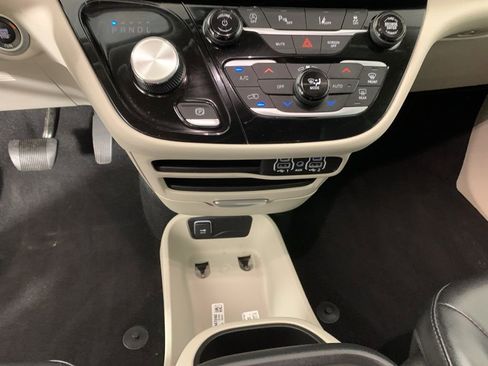 Used 2023 Chrysler Pacifica Touring-L image 26