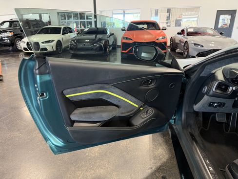 Used 2022 Aston Martin V8 Vantage Coupe RWD image 9