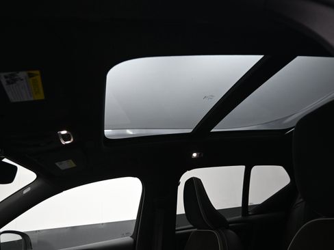 Used 2022 Volvo XC40 T5 R-Design image 18