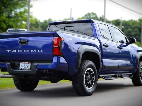 Used 2024 Toyota Tacoma TRD Off-Road w/ TRD Off Road Upgrade Package AWD/4WD image 5