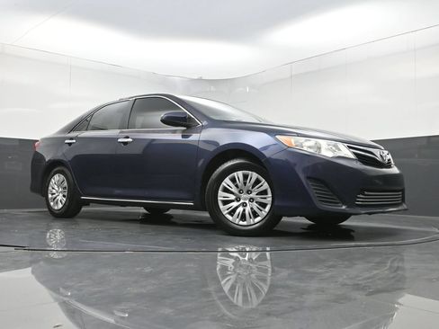Used 2014 Toyota Camry LE FWD image 19