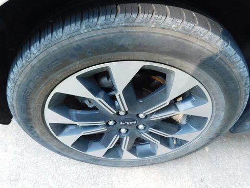 Used 2022 Kia Carnival EX FWD image 7