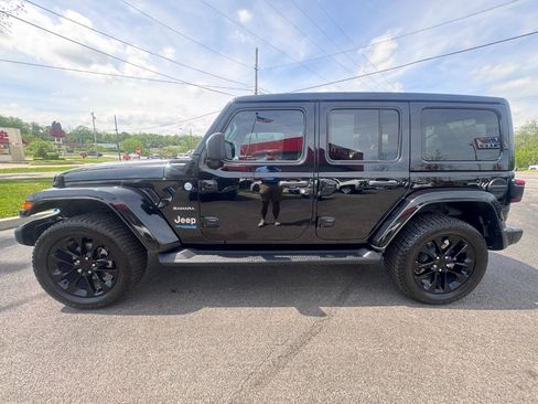 Used 2022 Jeep Wrangler Unlimited Sahara w/ Cold Weather Group AWD/4WD image 6