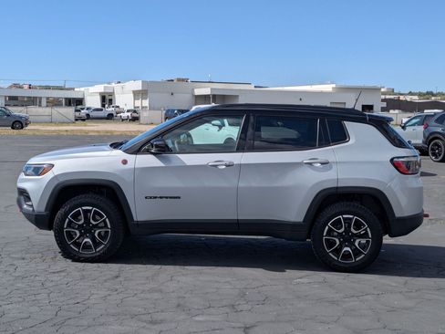 Used 2024 Jeep Compass Trailhawk AWD/4WD image 9