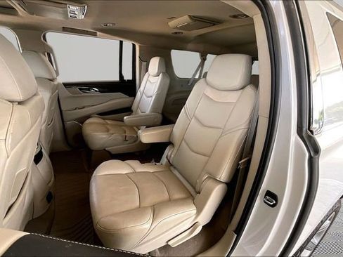 Used 2019 Cadillac Escalade ESV Luxury AWD/4WD image 16