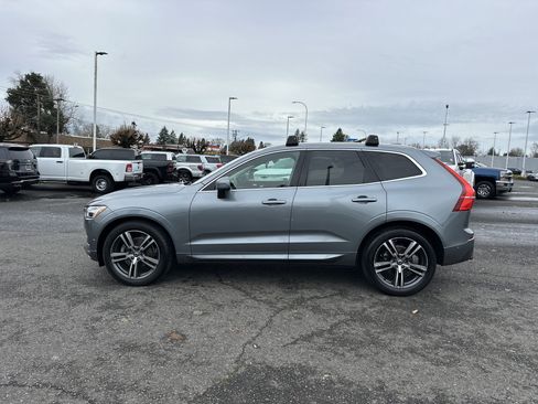 Used 2018 Volvo XC60 T5 Momentum w/ Vision Package image 2