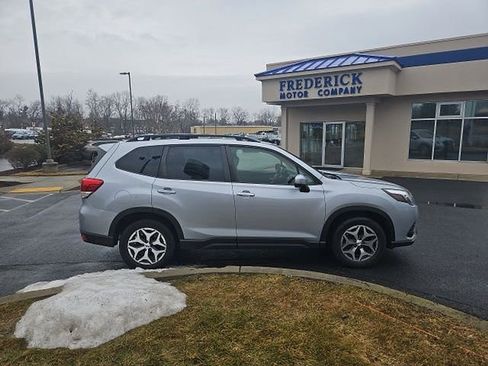 Used 2022 Subaru Forester Premium image 3