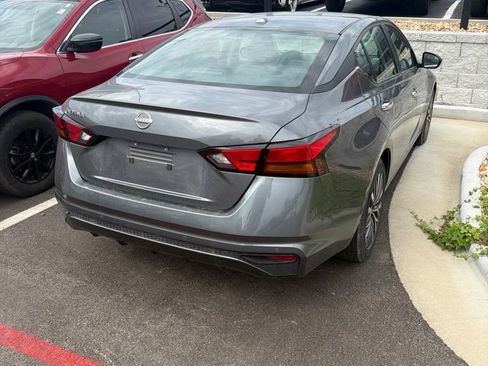 Used 2025 Nissan Altima 2.5 SV FWD image 3