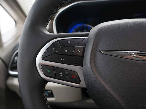 Used 2023 Chrysler Pacifica Limited FWD image 25