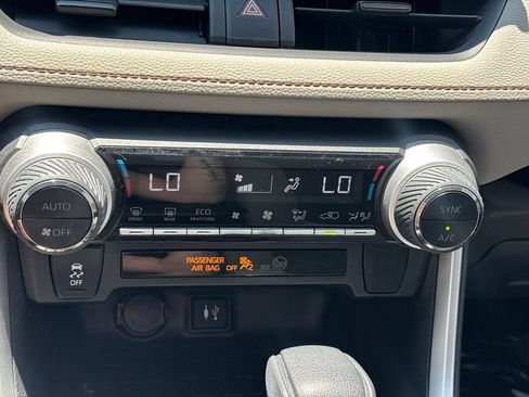 Used 2019 Toyota RAV4 XLE FWD image 12