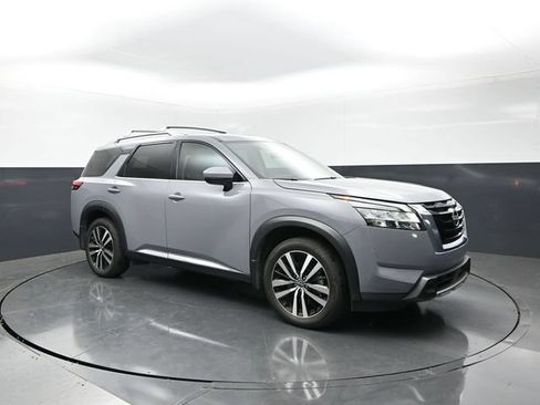 Used 2024 Nissan Pathfinder Platinum FWD image 1
