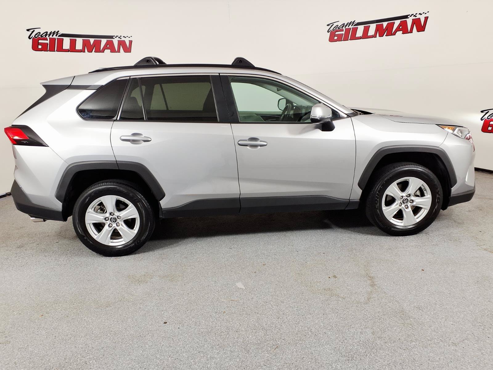 Used 2019 Toyota RAV4 XLE FWD image 2