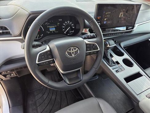 Used 2025 Toyota Sienna XLE image 10