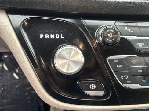 Used 2017 Chrysler Pacifica Touring-L FWD image 14