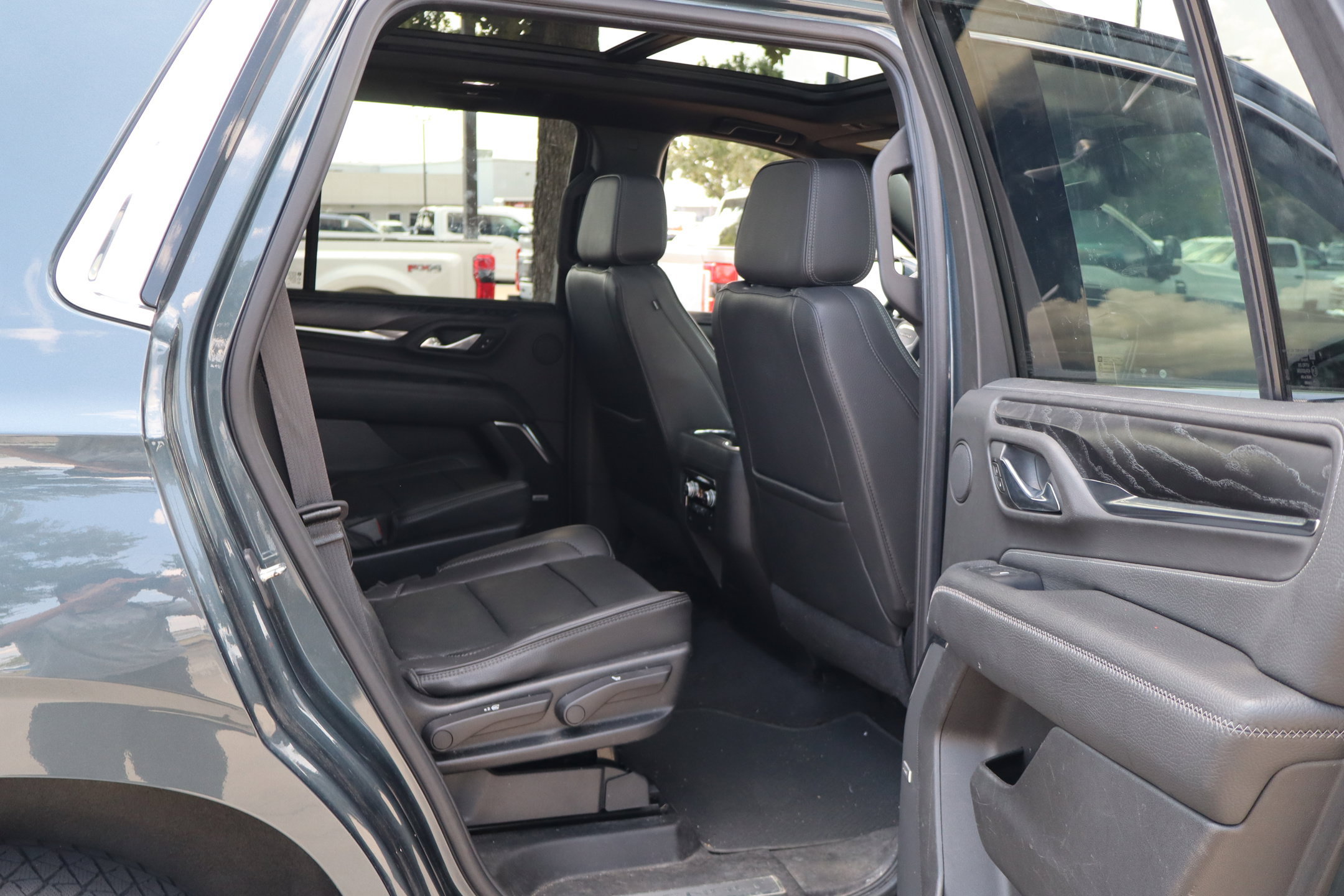 Used 2021 GMC Yukon Denali w/ Denali Premium Package AWD/4WD image 32
