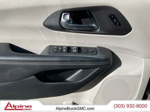 Used 2023 Chrysler Pacifica Touring-L FWD image 19