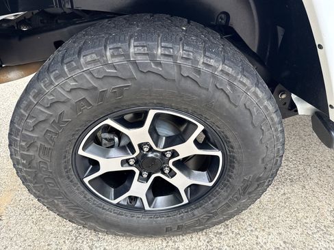 Used 2016 Jeep Wrangler Unlimited Sahara w/ Connectivity Group AWD/4WD image 19