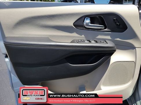 Used 2024 Chrysler Pacifica Touring-L FWD image 18