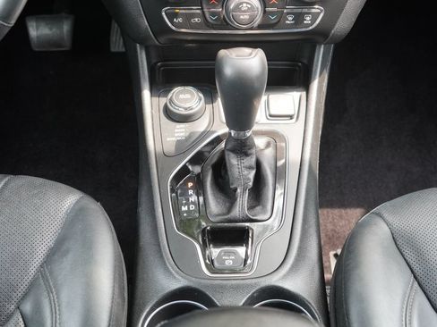 Used 2019 Jeep Cherokee Overland w/ Technology Group AWD/4WD image 23