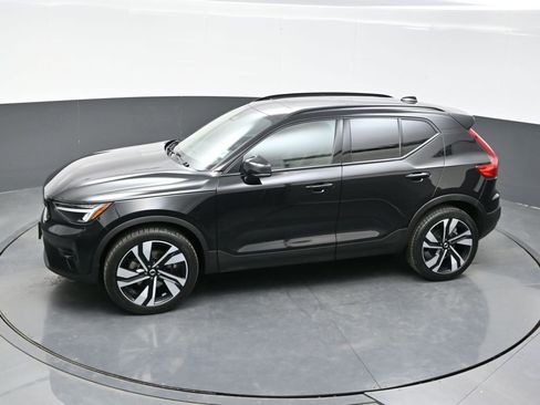 Used 2025 Volvo XC40 B5 Plus image 32