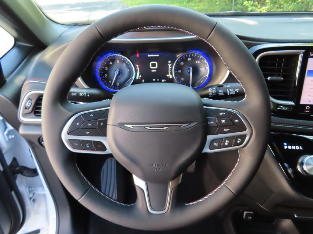 New 2027 Chrysler Pacifica Select AWD/4WD image 4
