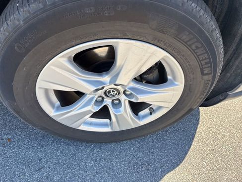 Used 2019 Toyota RAV4 XLE w/ Convenience Package image 8