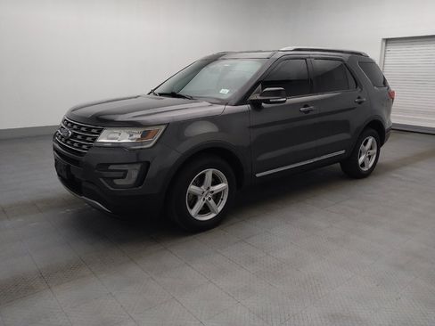 Used 2017 Ford Explorer XLT w/ Equipment Group 202A AWD/4WD image 2