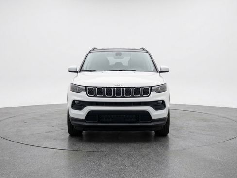 Used 2025 Jeep Compass Latitude AWD/4WD image 2