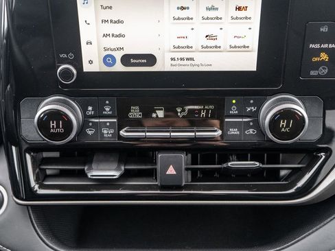 Used 2024 Toyota Highlander LE image 31