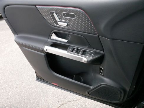 Used 2025 Mercedes-Benz GLB 250 4MATIC image 27