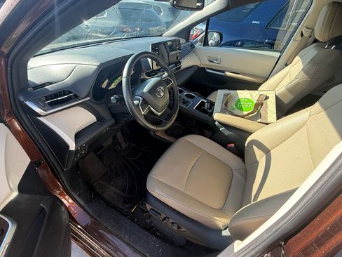Used 2023 Toyota Sienna XLE image 8
