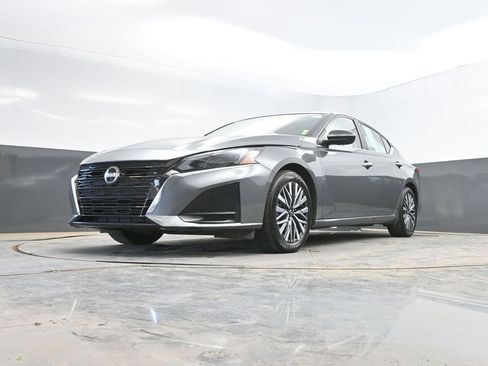Used 2025 Nissan Altima 2.5 SV FWD image 34