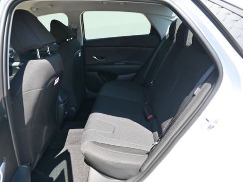 Certified 2025 Hyundai Elantra SE FWD image 11