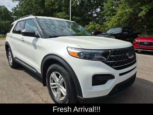 Used 2024 Ford Explorer XLT AWD/4WD image 2