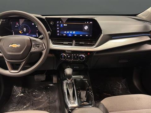 Used 2025 Chevrolet Trax LT image 11