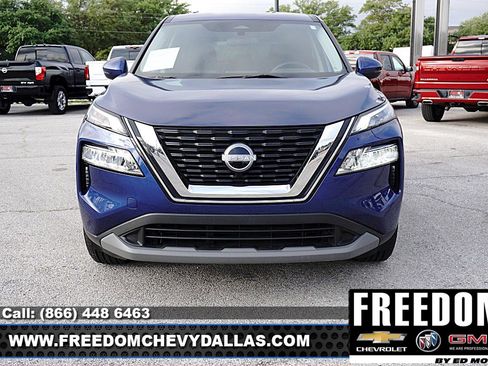 Used 2023 Nissan Rogue SV image 2
