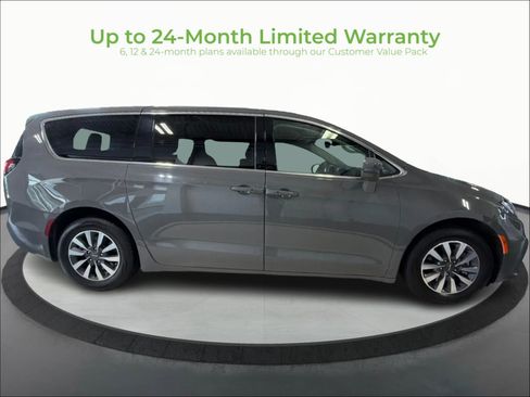 Used 2022 Chrysler Pacifica Touring-L FWD image 8