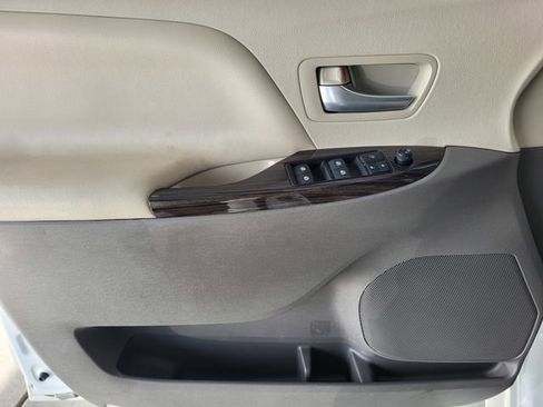 Used 2017 Toyota Sienna XLE Premium image 18