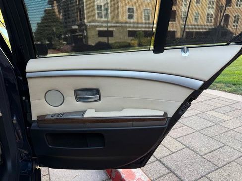 Used 2007 BMW 750i RWD image 52