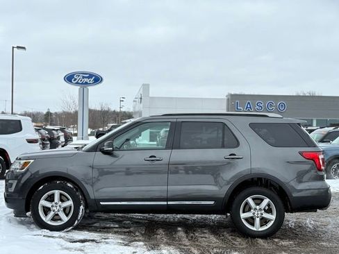 Used 2017 Ford Explorer XLT image 41