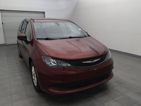 Used 2022 Chrysler Voyager LX image 14