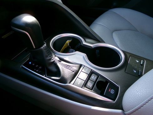 Used 2022 Toyota Camry XLE image 22