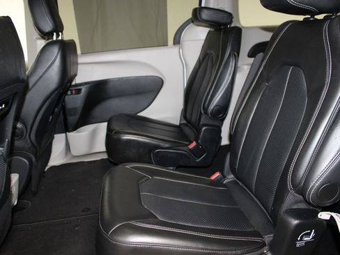 Used 2024 Chrysler Pacifica Touring-L image 19