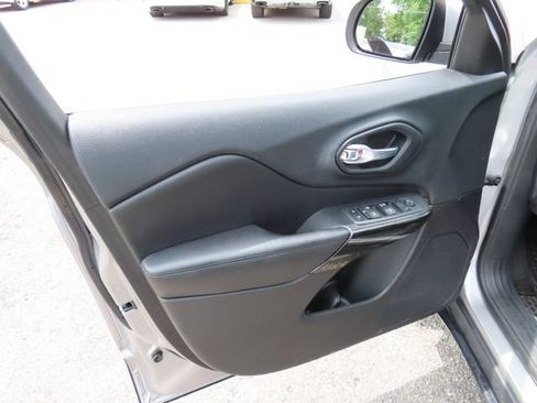 Used 2019 Jeep Cherokee Latitude Plus AWD/4WD image 12