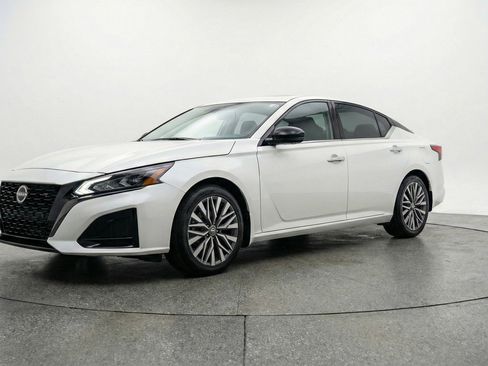 Used 2025 Nissan Altima 2.5 SV image 3