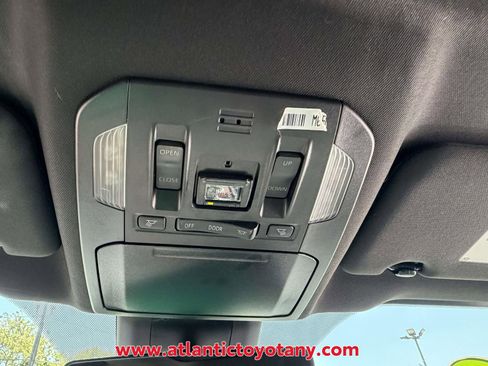 Used 2023 Toyota Highlander XSE AWD/4WD image 32