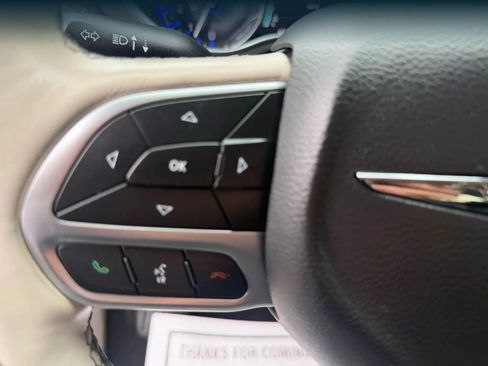 Used 2019 Chrysler Pacifica Limited w/ Tire & Wheel Group FWD image 15