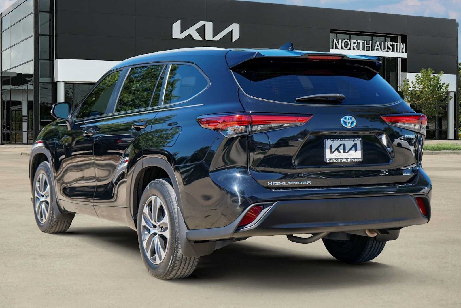 Used 2023 Toyota Highlander XLE FWD image 2